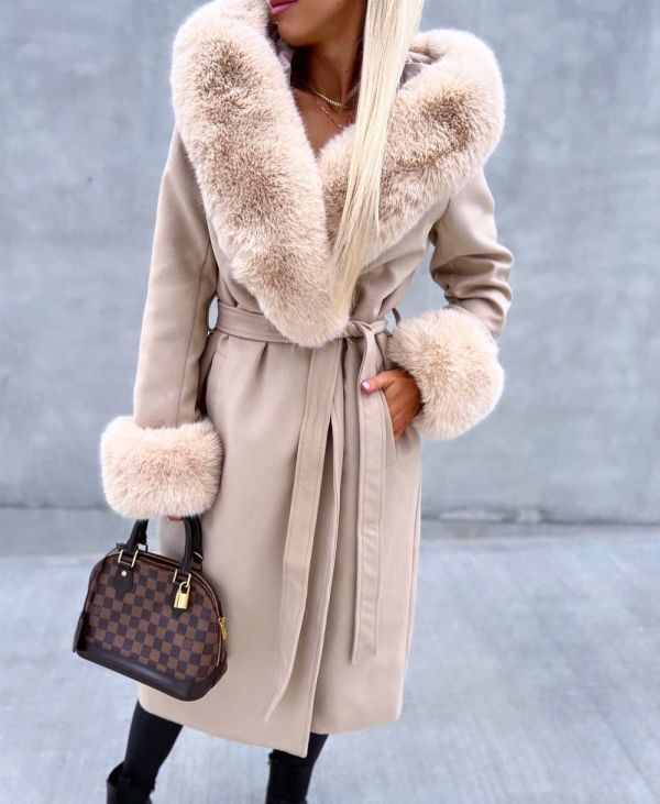 Smėlio Spalvos Luxurious Coat With Hood